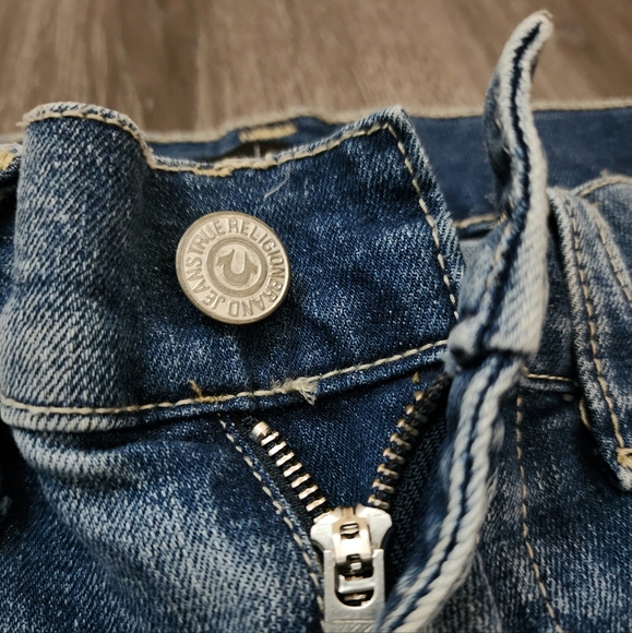 True Religion Ricky Relaxed Straight Cut-Off Denim Short - Picture 3 of 7